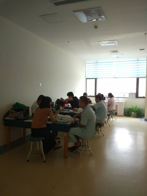 如拉着别人的手去拿物品